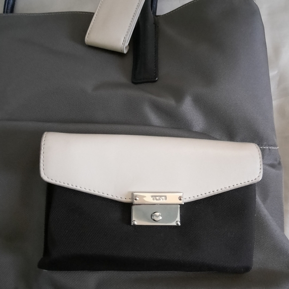 Tumi Nylon Triple Zipper Compartments, Gray Tote 73643GSP, w/Laptop Pouch - Picture 3 of 15